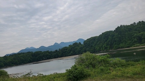 魚釣りする人ちょっとこの川を見てほしい