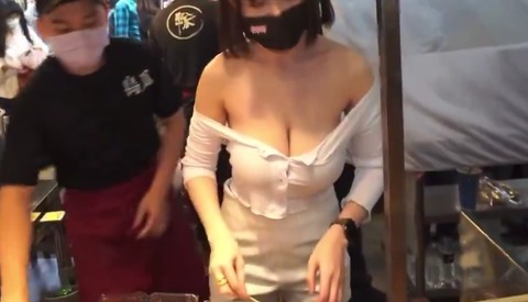 【動画】台湾屋台の看板娘(17)、おっぱいが生意気すぎるwww
