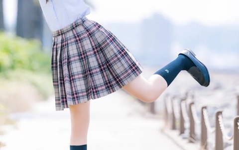 【画像】最新のJKスカートwww