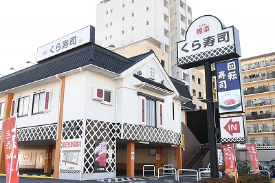 【悲報】くら寿司さん、ちいかわ翔太騒動で社員焼身自殺やIR野島恫喝騒動、今回の10％割引詐欺まで掘られるwww
