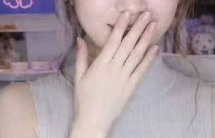 【画像】配信者さん、加工が外れて顔が崩れるも乳がデカくなってしまうwww