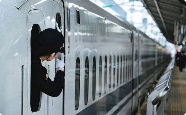 新幹線で、老人「ここ空いてますか？」女性「指定席券を買ってあります」老人「えっ」女性「えっ」→ すると・・・