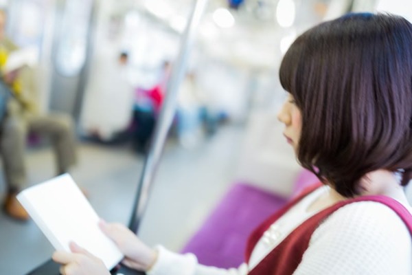 【画像あり】合法的に電車内でJKの足を撮影するおっさんがXに現る→！！
