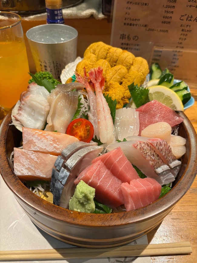 【画像】北海道で1500円の海鮮丼www