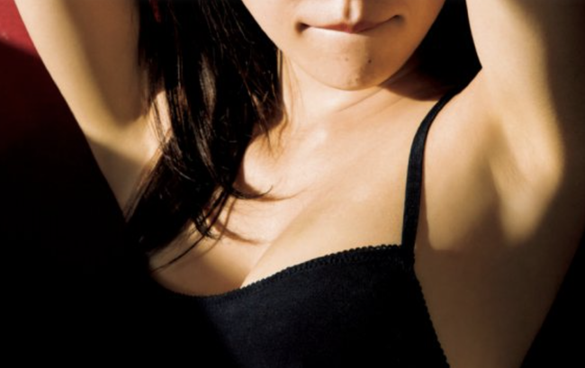 【画像】NHK総合、お乳にハリがあるキャスターがドアップにwww