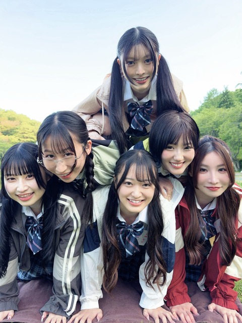 【画像】エチエチJKさん達、エッチな人間ピラミッドをやってしまうwww