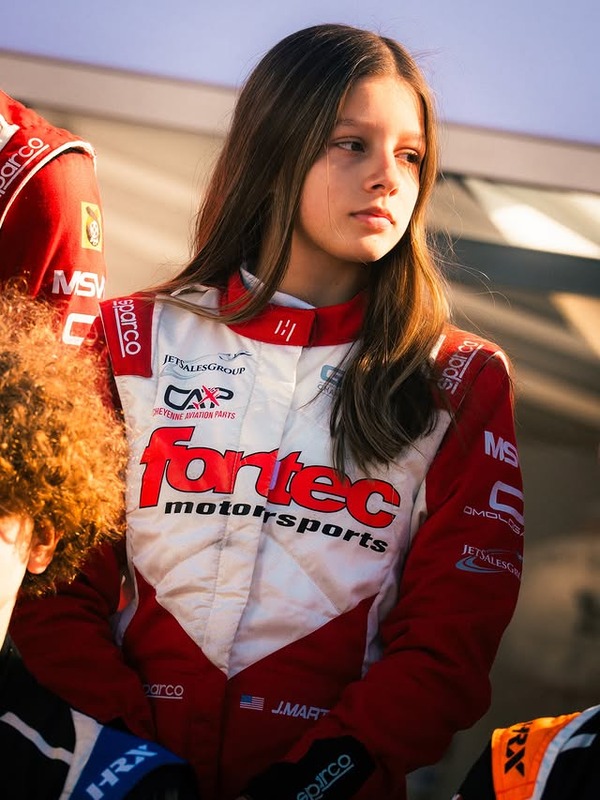 【画像】イギリスF4の女子ドライバー(15)、胸で耐火スーツパツパツすぎる