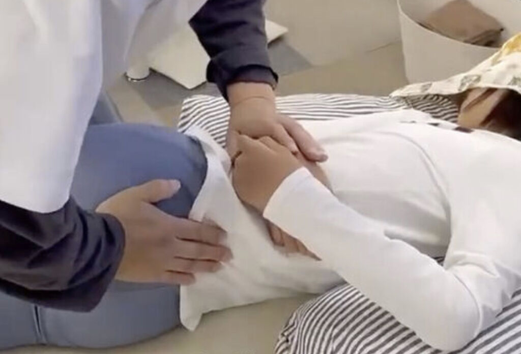【動画】整体師さん、完全に女子小学生の臀部を触ってしまうｗ