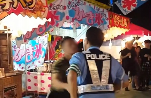 【動画】福岡県警さん、酔っぱらいに制圧されてしまうwww