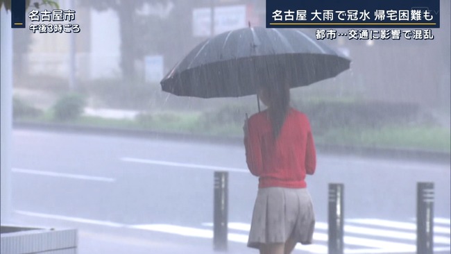 【画像】報ステさん、豪雨なのにミニスカで歩いている素人の盗撮に成功する　※gifあり