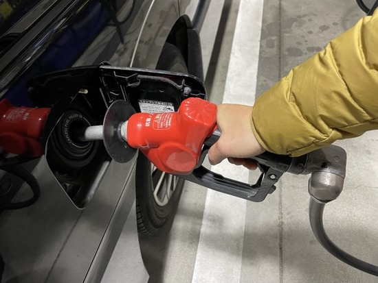 僕「ガソリン満タン入った！」(ノズルを給油口で)ｺﾝｺﾝ!