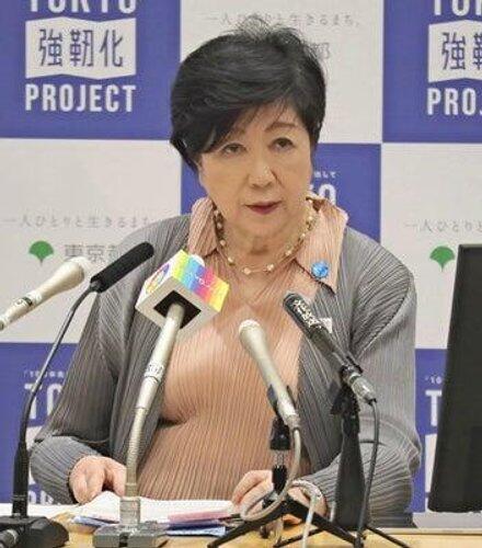 【画像】小池百合子、まるで裸のような格好で会見をしてしまうwww