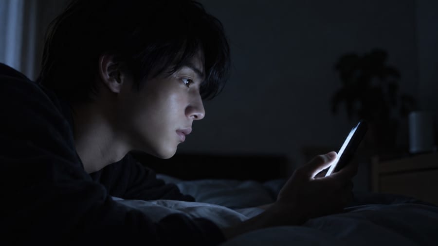 13歳未満でのスマホ初所有は若い成人の心の不調と関連