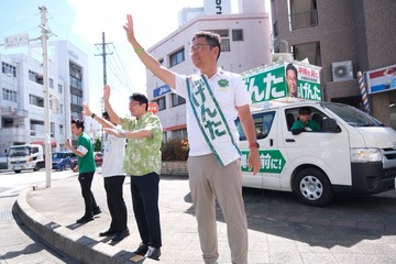 【沖縄知事選】古謝げんた、市営住宅で演説中に上からバケツほどの水を10回近くぶっかけられる…「これ以上、分断を深めない」怒ることも、相手を責めることもせず耐える