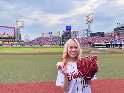 【画像】声優の青山吉能さん、パッツンパッツンになってしまう