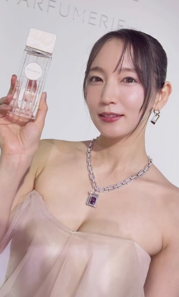 【朗報】吉岡里帆さん(32)ドレスにのねじ込んだおっぱい