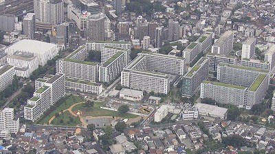 【悲報】マンション11階ベランダの手すりにぶら下がる5歳児「助けてええええ」→落ちて死亡