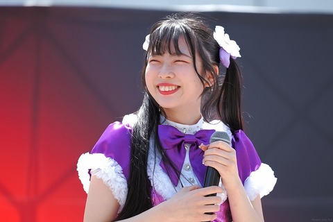 【画像】地下アイドルさん、暑すぎてエロ衣装でライブしてしまうwww