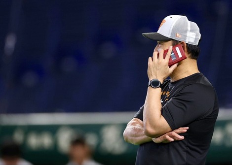 【悲報】橋上監督代行、クレカがまさかのノーマルカードｗｗｗ