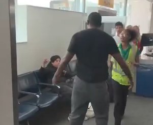 【動画】白人「おい！ニガーｗｗｗ」黒人「あ？？？？」→黒人が白人ボコって拍手喝采www