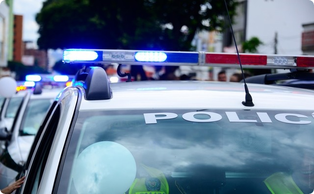 自転車で走ってたら警察が来て「今イヤホンしてたでしょ？走行中はダメ」と止められた。私「え？持ってません」と答えたら・・・