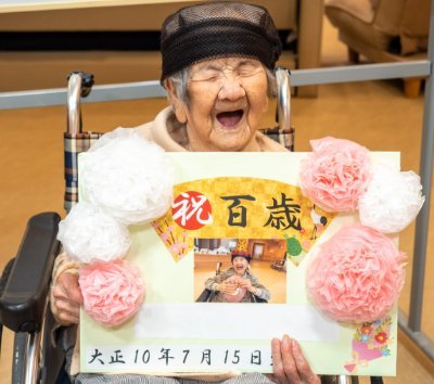 【朗報】長寿大国日本、100歳以上の高齢者の人口が10万人超えるwww