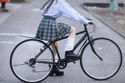 【画像】車通勤ぼく「パンツ見えそうなJKおるなぁ……。」⇒！！