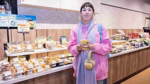 【困惑】スーパーにいるおっさん「おっ！弁当やんけ！(弁当を持ち上げる)」→「なんや…弁当か…(弁当を置く)」