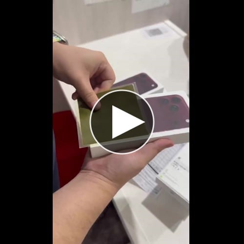 【悲報】転売ヤーさん、買い占めた新型iPhoneを店に持ち込むも中身が文鎮で詰むwww