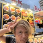 「別人すぎて脳がバグる」元・光GENJI諸星和己、ハワイ生活で“激変”の56歳イケオジ姿
