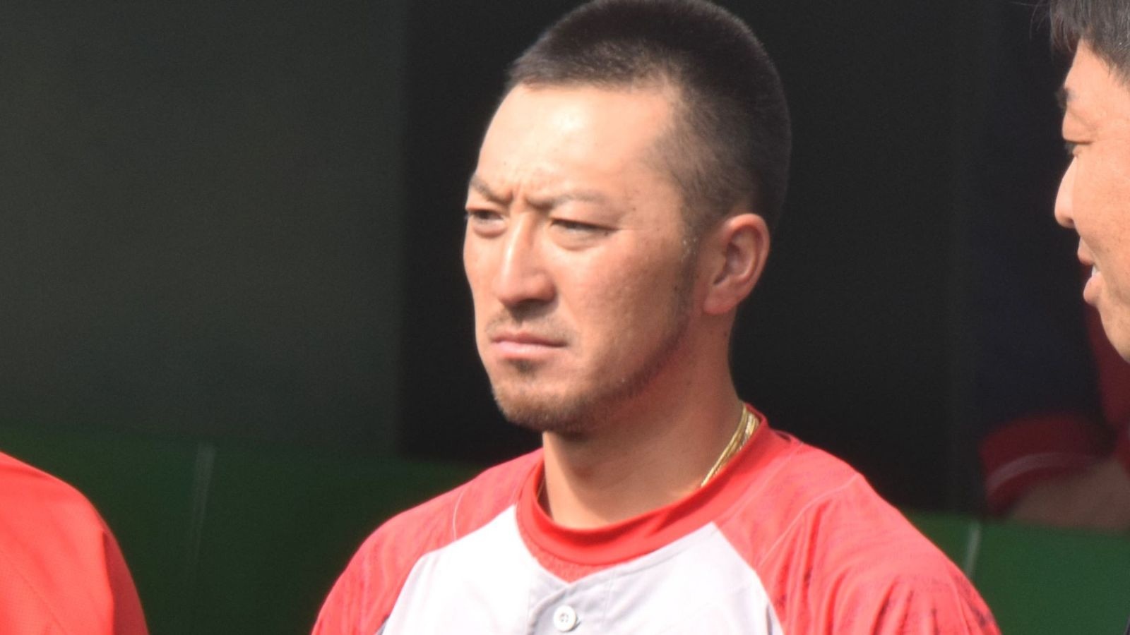 【文春砲】広島カープ菊池涼介選手、ライターで炙ったフォークを後輩の肌に押し当てたと告発される