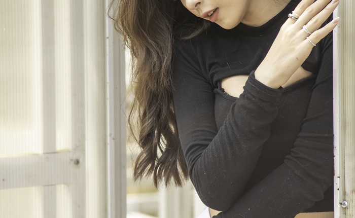 【画像】お○ぱい見せつけるための穴があいてる服着てるエッチな女の人いるでしょ？
