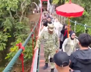 【動画】インドネシアで新しい吊り橋が開通式典中に崩壊してしまう。