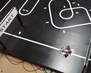 【動画】小さなマシンが急カーブをもの凄い速度で駆け抜ける競技。