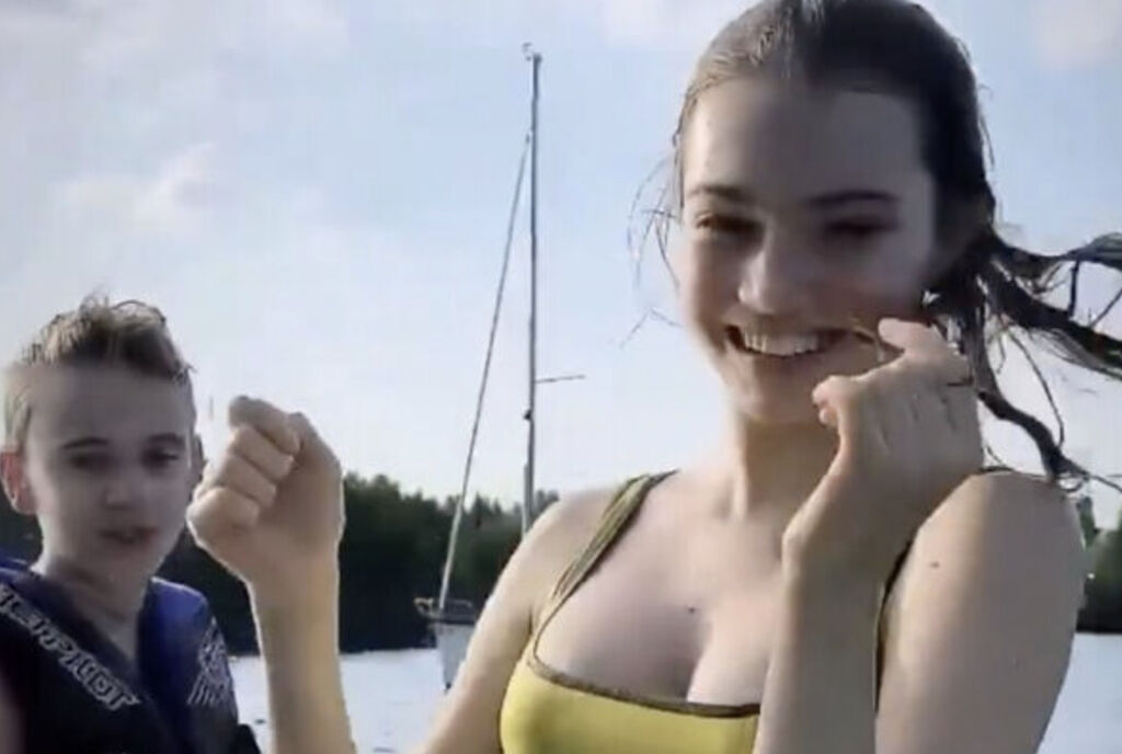 【動画】ロシア人少年、お姉ちゃん(14)の水着姿を見て勃起→振り返った姉に見られてしまうｗｗｗ