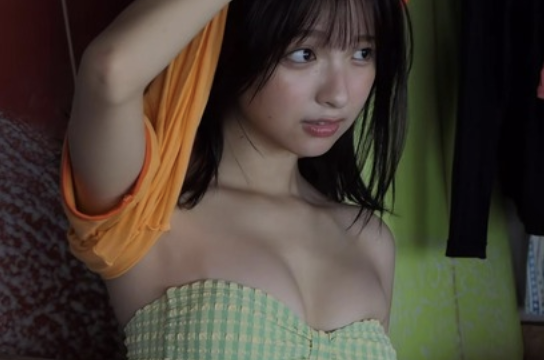 【画像】人気アイドル、グラビアでリスカ跡が見つかるwww