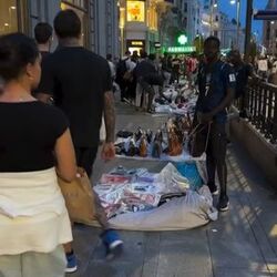 フランス、高級ブランド品を激安で売る露天商が大量発生www