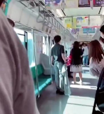 【動画】女さん、電車内で謎の集団パニックを起こす
