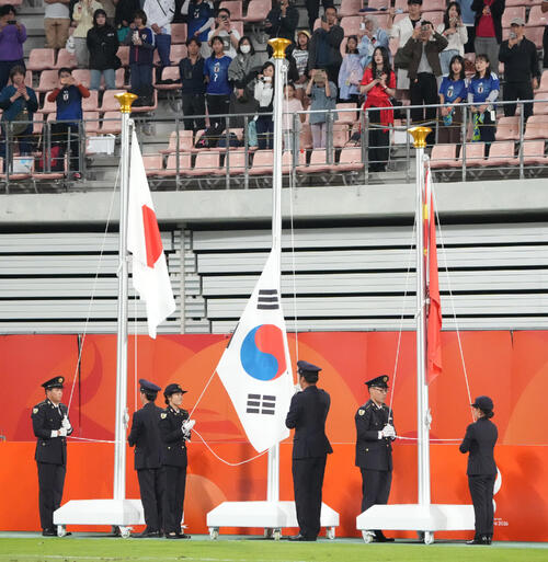 【サッカー】愛知名古屋アジア大会運営　日本に勝ち金メダルを獲得した韓国の国旗を掲揚せず　韓国応援団ガチギレブーイング