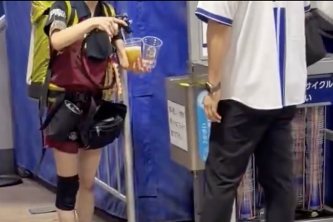 【動画】野球おぢ、ビール売り子のために天才すぎる方法で売上貢献www