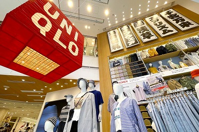 【画像】ユニクロのこのスウェット、流行りすぎて令和女子の制服と化すwww