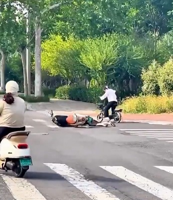 【動画】優しい女、バイクで事故った人にお●んこプレスしてしまうwww