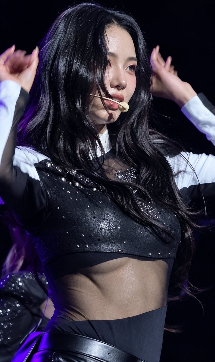 韓国アイドルの下乳見せファッション・乳首チラも…世界で炎上