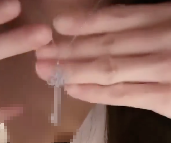 【動画】女の子、自慢のネックレスを見せようとして乳首を見せてしまう