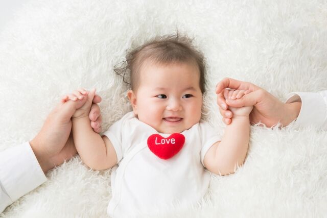 なんか女の乳吸ってる小さい人間いるよな？