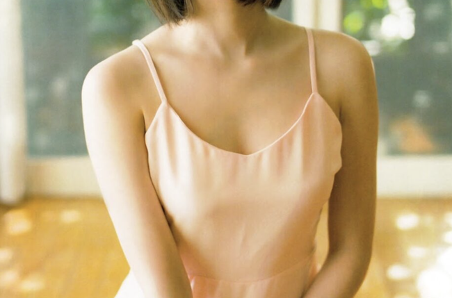 【画像】ドスケベギャルさん、日高屋で乳を出して楽しんでしまうwww