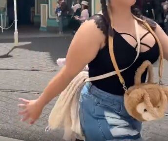【動画】爆乳女さん、おっぱいがでかすぎるため距離がつかめなくてぶつかってしまうwww