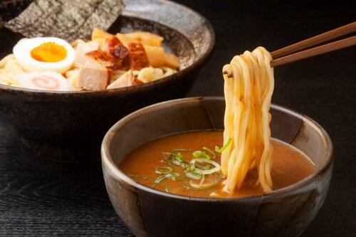 【悲報】つけ麺屋、オープン記念で一杯500円
