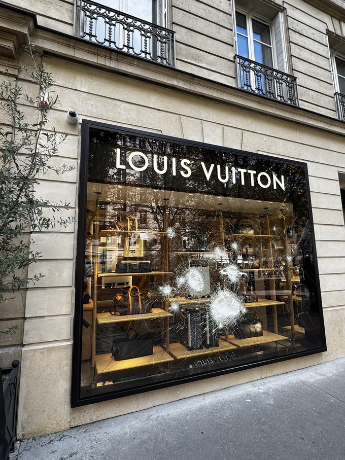 フランスの暴徒「ルイ・ヴィトンを襲撃した結果www」