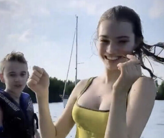 【衝撃】ロシア人少年、お姉ちゃん(14)の水着姿を見て勃起してるところを振り返った姉に見られてしまう・・・